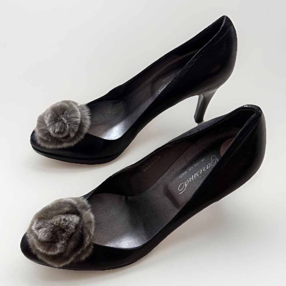 Carisma Pumps Women's Sz‎ 7 Black Leather Heels Fur Pom Pom Italy